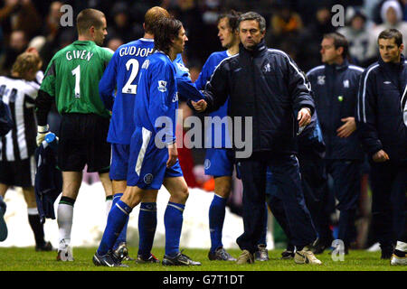 Football - FA Cup - Cinquième tour - Newcastle United / Chelsea - St James' Park.Le Manager de Chelsea, José Mourinho, tremble la main avec Eidur Gudjohnsen après la défaite contre Newcastle United Banque D'Images