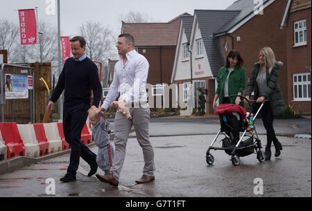 Le Premier ministre David Cameron et son épouse Samantha rencontrent les acheteurs de maisons pour la première fois Robert Arron (à droite) et Kelly Jeffers (à droite), ainsi que les enfants Finlay (au centre) et Regan au centre du projet d'habitation de Heritage Brook à Chorley, dans le Lancashire, où ils ont utilisé le programme d'aide à l'achat du gouvernement pour acheter leur maison. Banque D'Images