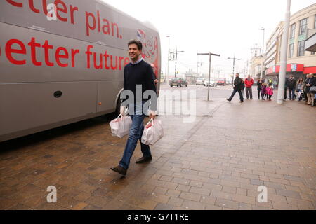 Ed Miliband, chef de file du travail, transporte du poisson et des frites qu'il a achetés pour les médias dans un restaurant Harry Ramsden lorsqu'il fait campagne à Blackpool. APPUYEZ SUR ASSOCIATION photo. Date de la photo: Vendredi 3 avril 2015. Voir l'histoire de l'AP ÉLECTION Miliband. Le crédit photo devrait se lire: Chris Radburn/PA Wire Banque D'Images