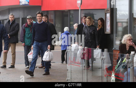 Ed Miliband, chef de file du travail, transporte du poisson et des frites qu'il a achetés pour les médias dans un restaurant Harry Ramsden lorsqu'il fait campagne à Blackpool. Banque D'Images