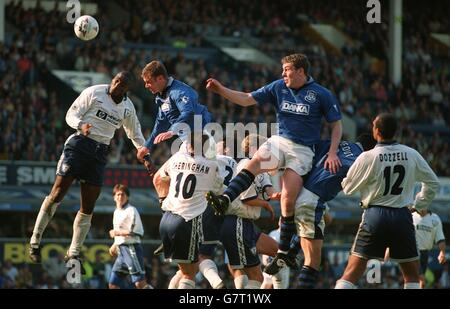 Football.Carling Premier League ...Everton v Tottenham Hotspur. l-r: Sol Campbell, Tottenham Hotspur, Duncan Ferguson, Everton et Richard Dunne, Everton vont tous pour le ballon Banque D'Images