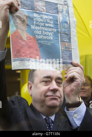 L'ancien premier ministre Alex Salmond sur la piste de campagne à Kirkcaldy. Banque D'Images