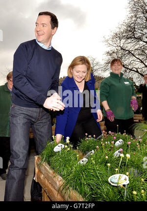 Le chancelier de l'Échiquier George Osborne et le candidat parlementaire conservateur pour Brentford et Isleworth Mary Macleod (au centre) en exposition lors d'une visite au Wyevale Garden Centre à Syon Park, à l'ouest de Londres. Banque D'Images