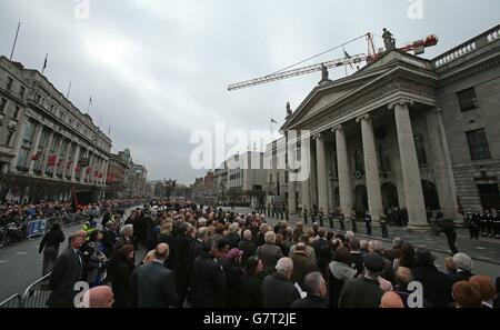 Les membres du public se réunissent au GPO sur la rue O'Connell de Dublin pour le 99e anniversaire de la montée de Pâques 1916. Banque D'Images