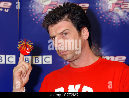 Nick Knowles, qui est l'un des participants célèbres qui doit apparaître à la BBC One Comic relief Fame Academy. Le spectacle sera diffusé dans la semaine précédant la Journée du nez rouge de Comic relief, qui se tiendra le 11 mars. Banque D'Images