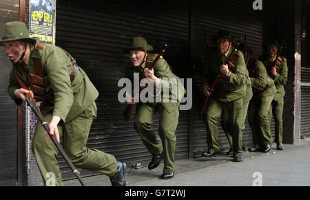 PHOTO AUTONOME. Les membres de la Cabra Historical Society ont organisé une reconstitution de l'historique O'Rahilly charge sur la rue Moore à Dublin. Banque D'Images