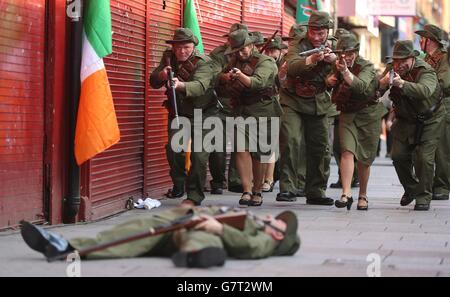 PHOTO AUTONOME. Les membres de la Cabra Historical Society ont organisé une reconstitution de l'historique O'Rahilly charge sur la rue Moore à Dublin. Banque D'Images