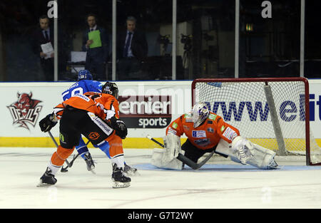 Hockey sur glace - Ligue élite de hockey sur glace 2014-15 - éliminatoires - finale - Sheffield Steelers / Coventry Blaze - Capital FM Arena.Ross venus (à gauche) de Coventry Blaze marque ses côtés le troisième but du jeu Banque D'Images