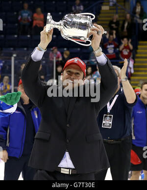 Coventry Blaze Head Coach Chuck Weber lève la ligue élite Trophée de lecture Banque D'Images