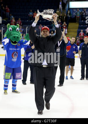 Coventry Blaze Head Coach Chuck Weber lève la ligue élite Trophée de lecture Banque D'Images