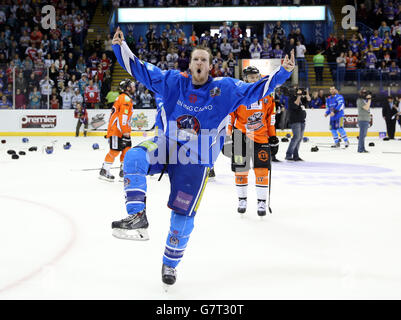 Hockey sur glace - Ligue élite de hockey sur glace 2014-15 - éliminatoires - finale - Sheffield Steelers / Coventry Blaze - Capital FM Arena.Derek Lee, de Coventry Blaze, célèbre le trophée de jeu de la Ligue élite Banque D'Images