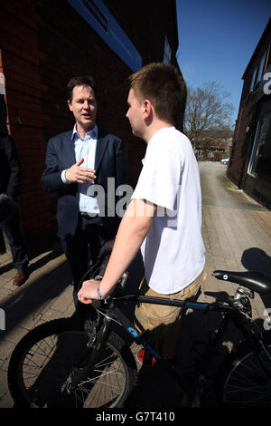 Nick Clegg, le dirigeant libéral démocrate, s’entretient avec Ellis Lloyd, étudiant à Hazel Grove, Stockport, pendant la campagne électorale générale de 2015. Banque D'Images