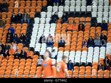 Les fans de Blackpool dans les stands pendant le match de championnat Sky Bet à Bloomfield Road, Blackpool. Banque D'Images