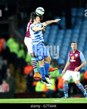 Football - Barclays Premier League - Aston Villa / Queens Park Rangers - Villa Park.Carlos Sanchez d'Aston Villa (à gauche) et Joey Barton des Queens Park Rangers se battent pour le ballon Banque D'Images