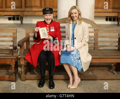 Sarah Gadon (à droite), star du film A Royal Night Out, avec Dorothy Hughes, la pensionnée de Chelsea, qui a été l'une des premières résidentes de l'hôpital Royal et a célébré la journée de la vice-présidente à Trafalgar Square, lors d'une visite à l'hôpital Royal Chelsea, à Londres. Banque D'Images