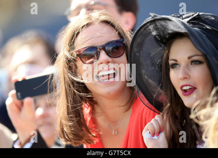 Courses hippiques - Crabbies Grand National 2015 - Grand National Day - Aintree Racecourse.Femmes de course à la course de chevaux lors du Grand National Day of the Crabbies Grand National Festival à l'hippodrome d'Aintree, Liverpool. Banque D'Images