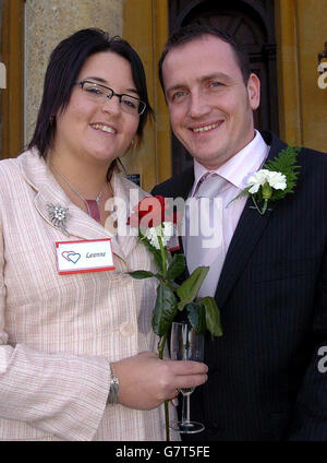 Lester Smart de Northampton avec sa femme de quatre ans, Leanne après avoir renouvelé leurs vœux de mariage avec d'autres couples lors d'une offre spéciale de la Saint-Valentin sur GMTV au Palais de Blenheim. Banque D'Images