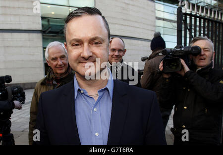 Gareth Lee, activiste des droits gay, quitte le tribunal du comté de Belfast où la Commission pour l'égalité d'Irlande du Nord soutient une action judiciaire contre la boulangerie chrétienne familiale, Ashers Bakery, au nom de l'activiste , Dont l'ordre d'un gâteau avec une image des marionnettes de la rue Sesame Bert et Ernie au-dessous de la devise 'Support gay Marriage' a été refusé. Banque D'Images