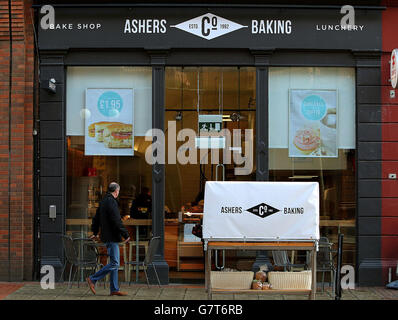 Ashers Bakery sur l'avenue Royale à Belfast, alors que la Commission pour l'égalité en Irlande du Nord soutient une action judiciaire contre la boulangerie chrétienne familiale, au nom de Gareth Lee, activiste des droits gays, Dont l'ordre d'un gâteau avec une image des marionnettes de la rue Sesame Bert et Ernie au-dessous de la devise 'Support gay Marriage' a été refusé. Banque D'Images