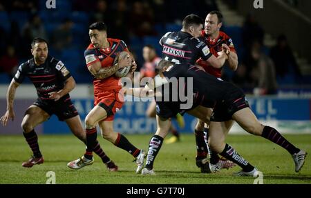 La poursuite Rangi de Salford Red Devils est abordée par Widnes Vikings Gil Dudson, lors du premier match de Super League Utility au stade AJ Bell, Eccles. Banque D'Images