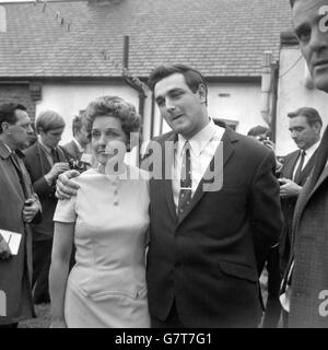 Josephine West, les femmes avec qui le monde attend à travers les jours critiques, se tient avec son fils de 25 ans Michael dans le jardin de son bungalow maison à Leigh on Sea, Essex. Mme West est l'épouse de Frederick West, 45 ans, qui est maintenant au National Heart Hospital de Londres, après avoir subi la première opération de transplantation cardiaque en Grande-Bretagne. Dans une robe bleu poudre, Mme West faisait face à une batterie de caméras de presse et de télévision et répondait aux questions que le monde lui pose. Banque D'Images