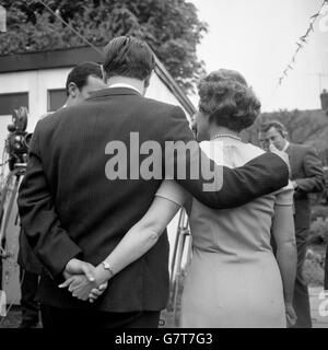 Josephine West, les femmes avec qui le monde attend à travers les jours critiques, se tient avec son fils Michael de 25 ans dans le jardin de sa maison de bungalow à Leigh on Sea, Essex. Mme West est l'épouse de Frederick West, 45 ans, qui est maintenant au National Heart Hospital de Londres, après avoir subi la première opération de transplantation cardiaque en Grande-Bretagne. Dans une robe bleu poudre, Mme West faisait face à une batterie de caméras de presse et de télévision et répondait aux questions que le monde lui pose. Banque D'Images