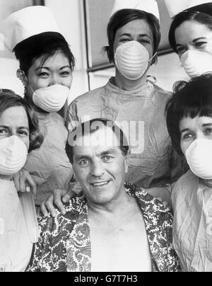 Look FIT, Frederick West, 45 ans, le premier patient britannique ayant subi une transplantation cardiaque, en photo avec des infirmières à l'hôpital national de cardiologie de Marylebone, Londres.Il a maintenant été transféré dans une suite spéciale du théâtre où l'opération a eu lieu il y a trois semaines.M. West, de Leigh on Sea, dans l'Essex, a reçu le cœur d'un charpentier irlandais de 26 ans qui est décédé suite à une chute sur un chantier de construction londonien. Banque D'Images