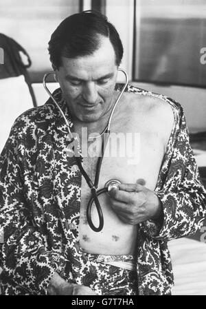 Look FIT, Frederick West, 45 ans, le premier patient britannique ayant subi une greffe cardiaque, examine son nouveau cœur à l'hôpital national de cardiologie de Marylebone, Londres. Il a maintenant été transféré dans une suite spéciale du théâtre où l'opération a eu lieu il y a trois semaines. M. West, de Leigh on Sea, dans l'Essex, a reçu le cœur d'un charpentier irlandais de 26 ans qui est décédé suite à une chute sur un chantier de construction londonien. Banque D'Images