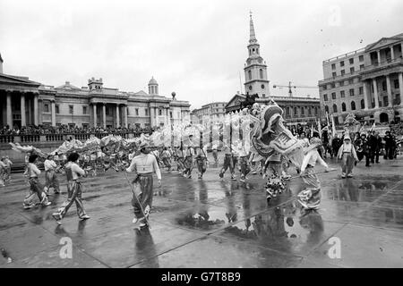 La scène de Trafalgar Square à Londres pendant les célébrations du nouvel an chinois à accueillir dans l'année de Snake. Le dragon de 140 pieds, fabriqué à Hong Kong, a voyagé de Trafalgar Square à Soho. Banque D'Images