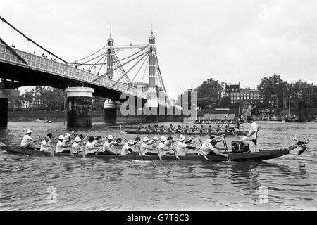 Bateaux-dragons au début de la première chaleur de la course sur la Tamise à Albert Bridge, dans le cadre du festival de Hong Kong à Londres. Banque D'Images