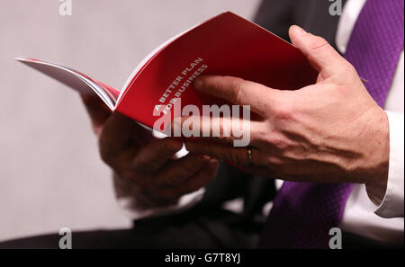 Ed Balls, chancelier de l'ombre, détient le « mini-manifeste » de 22 pages du Parti travailliste lors de son lancement au siège de Bloomberg à Londres. Banque D'Images