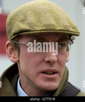 Courses hippiques - Hippodrome de Sandown. Nick Gifford, entraîneur de Joly Bey. Banque D'Images