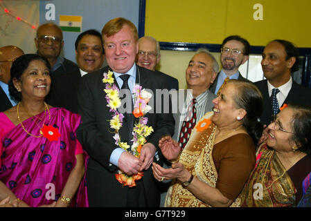 Charles Kennedy à Manchester.Le chef de la Lib DEM, Charles Kennedy, rencontre des membres du Centre sportif et communautaire indien de Burnage. Banque D'Images