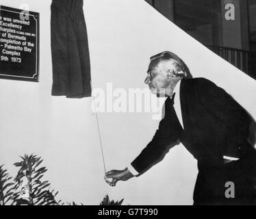 Sir Richard Sharples, exerçant son dernier rôle officiel en tant que gouverneur des Bermudes, a dévoilé vendredi une plaque pour marquer l'ouverture d'une nouvelle aile à l'hôtel Coral Island, Hamilton.Hier soir, lui et son aide, le capitaine Sayers, ont été assassinés devant la Maison du gouvernement. Banque D'Images