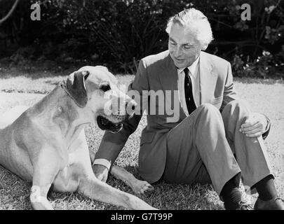 Un portrait récent de Sir Richard Sharples, 56 ans, et de son Grand Dane 'Horsa', qui, avec l'aide de camp de Sir Richard, le capitaine Hugh Sayers, 26 ans, ont été abattus dans les jardins de la Maison du Gouvernement. Il est devenu gouverneur de l'île en octobre dernier, prenant la relève du Seigneur Martonmere qui prend sa retraite. Député conservateur de Sutton et Cheam, il a été ministre d'État au ministère de l'intérieur du gouvernement de la santé jusqu'à son poste aux Bermudes. Banque D'Images