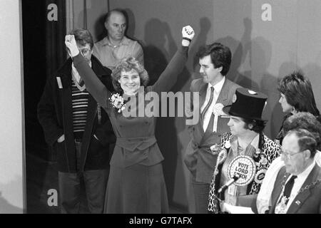 Rosie Barnes, candidate à la SDP et à l'Alliance libérale, lève les armes en célébration après avoir remporté l'élection partielle de Greenwich. Sur la photo, portant le chapeau, hurlez Lord Sutch de la Monster Raving Loony Party. Banque D'Images