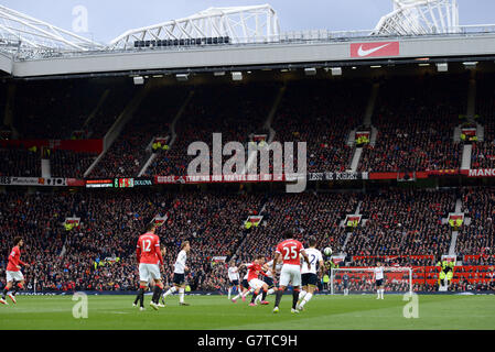 Football - Barclays Premier League - Manchester United / Tottenham Hotspur - Old Trafford.Vue générale de l'action pendant que les fans regardent depuis les stands Banque D'Images