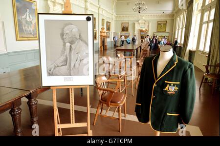 Un portrait de Richie Benaud est placé à côté d'une veste de cricket australienne, dans le terrain de cricket de la longue salle des Lords, célèbre dans le monde entier, dans le centre de Londres, en hommage à l'ancien capitaine et commentateur d'Australie qui est décédé à l'âge de 84 ans. Banque D'Images