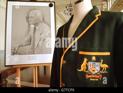 Un portrait de Richie Benaud est placé à côté d'une veste de cricket australienne, dans le terrain de cricket de la longue salle des Lords, célèbre dans le monde entier, dans le centre de Londres, en hommage à l'ancien capitaine et commentateur d'Australie qui est décédé à l'âge de 84 ans. Banque D'Images