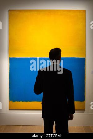 Un visiteur voit « sans titre (jaune et bleu) » par Mark Rothko, dans le cadre d'une exposition présentant les points forts de la vente aux enchères d'art impressionniste, moderne et contemporain de Sotheby's à Londres jusqu'en avril 14. Banque D'Images