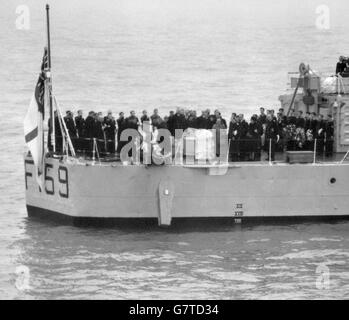 Jusqu'au petit village des pipes de Bosun sonné par une partie navale, le cercueil de la comtesse Mountbatten de Birmanie est jeté dans la mer à six miles au sud de la tour NAB depuis le quart-pont du frégate HMS wakful après avoir été sorti de Portsmouth. Le service de sépulture a été dirigé par l'archevêque de Canterbury, le Dr Geoffrey Fisher. Les bourreurs comprenaient Earl Mountbatten et ses deux filles, le duc d'Édimbourg et la mère du duc, la princesse Andrew de Grèce. Banque D'Images