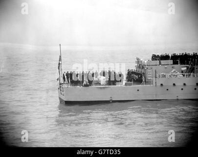 Jusqu'au petit village des pipes de Bosun sonné par une partie navale, le cercueil de la comtesse Mountbatten de Birmanie est jeté dans la mer, à six miles au sud de la tour NAB, depuis le quart-pont du frégate HMS wakeful après avoir été sorti de Portsmouth. Le service de sépulture a été dirigé par l'archevêque de Canterbury, le Dr Geoffrey Fisher. Les bourreurs comprenaient Earl Mountbatten et ses deux filles, le duc d'Édimbourg et la mère du duc, la princesse Andrew de Grèce. Banque D'Images