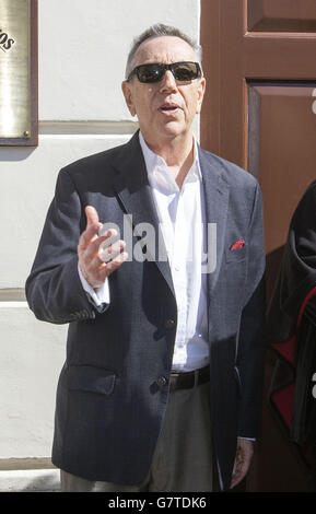 Eliot Cohen, propriétaire des Red bus Recording Studios à Londres, avant le dévoilement d'une plaque bleue de la Heritage Foundation, puisque les studios sont le premier bâtiment, par opposition à l'individu, à recevoir l'honneur et ont été nominés pour le prix par la chanteuse Bee Gees, Feu Robin Gibb, ancien président de la Fondation. Banque D'Images