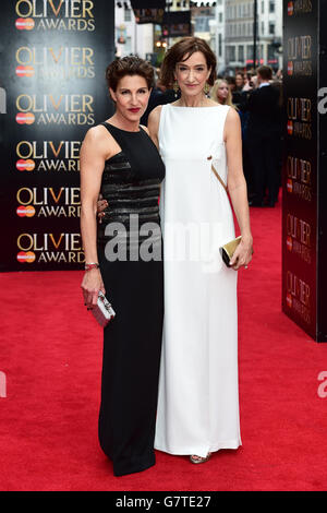 Tamsin Grieg et Haydn Gwynne assistent aux Olivier Awards à l'Opéra Royal, dans le centre de Londres. APPUYEZ SUR ASSOCIATION photo. Date de la photo: Dimanche 12 avril 2015. Voir l'histoire de PA SHOWBIZ Olivier. Le crédit photo devrait se lire comme suit : Ian West/PA Wire Banque D'Images