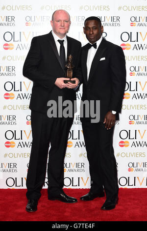 Mike Bartlett avec le Prix Olivier pour le meilleur nouveau jeu et David Harewood assistant aux Prix Olivier à l'Opéra Royal, dans le centre de Londres. APPUYEZ SUR ASSOCIATION photo. Date de la photo: Dimanche 12 avril 2015. Voir l'histoire de PA SHOWBIZ Olivier. Le crédit photo devrait se lire comme suit : Ian West/PA Wire Banque D'Images