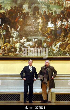 Ministre des Arts et du Tourisme, John Donoghue (L) avec le professeur Micheal O Suilleabhain, le président de Culture Ireland, un nouvel organisme indépendant pour promouvoir les arts irlandais outre-mer, parlant sous l'artiste originaire de Cork, Daniel Maclise, le tableau de 1854: "Le mariage de Strongbow et d'Aoife". Banque D'Images