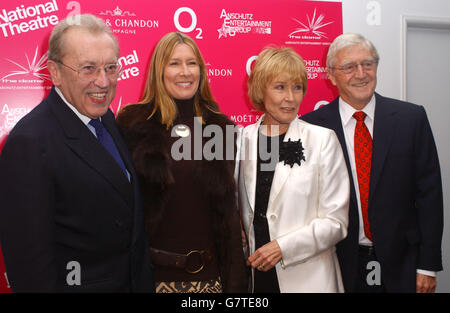 Avance rapide - ancienne galerie Saatchi.Sir David Frost avec sa femme Lady Carina et Michael Parkinson avec sa femme Mary. Banque D'Images