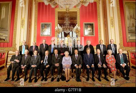 La reine Elizabeth II (devant, au centre) avec des membres de l'ordre du mérite (rangée avant, de gauche à droite) Professeur Sir Michael Howard, Lord May of Oxford, Professeur Sir Roger Penrose, Sir Michael Atiyah, duc d'Édimbourg, Reine Elizabeth II, Lord Foster of Thames Bank, Sir Tom Stoppard, Lord Rothschild, La baronne Boothroyd, Sir David Attenborough (rangée arrière, gauche-droite), le Dr Martin West, l'honorable John Howard, le très honorable Jean Chrétien, Sir Tim Berners-Lee, Lord Eames, Lord Rees of Ludlow, M. Neil MacGregor, Sir Simon Rattle, Sir Magdi Yacoub et le Lord Fellowes au château de Windsor.