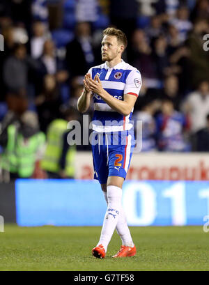 Football - Championnat Sky Bet - Reading v AFC Bournemouth - Madejski Stadium.Chris Gunter de Reading applaudit les fans après le jeu Banque D'Images