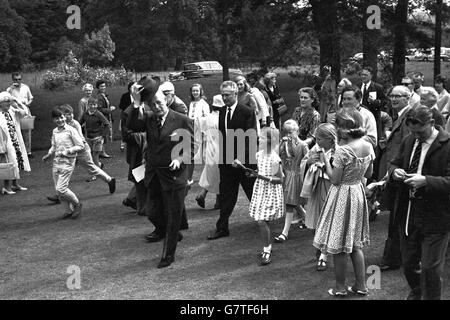 Le premier ministre Harold Macmillan, pipe et bâton en main, décolle son chapeau aux visiteurs de la maison à Birch Grove, Chelwood Gate, Sussex.Le terrain et certaines des chambres du rez-de-chaussée où le premier ministre a rencontré le président Kennedy le week-end dernier, ont été ouverts au public à l'aide de la retraite des infirmières de district. Banque D'Images